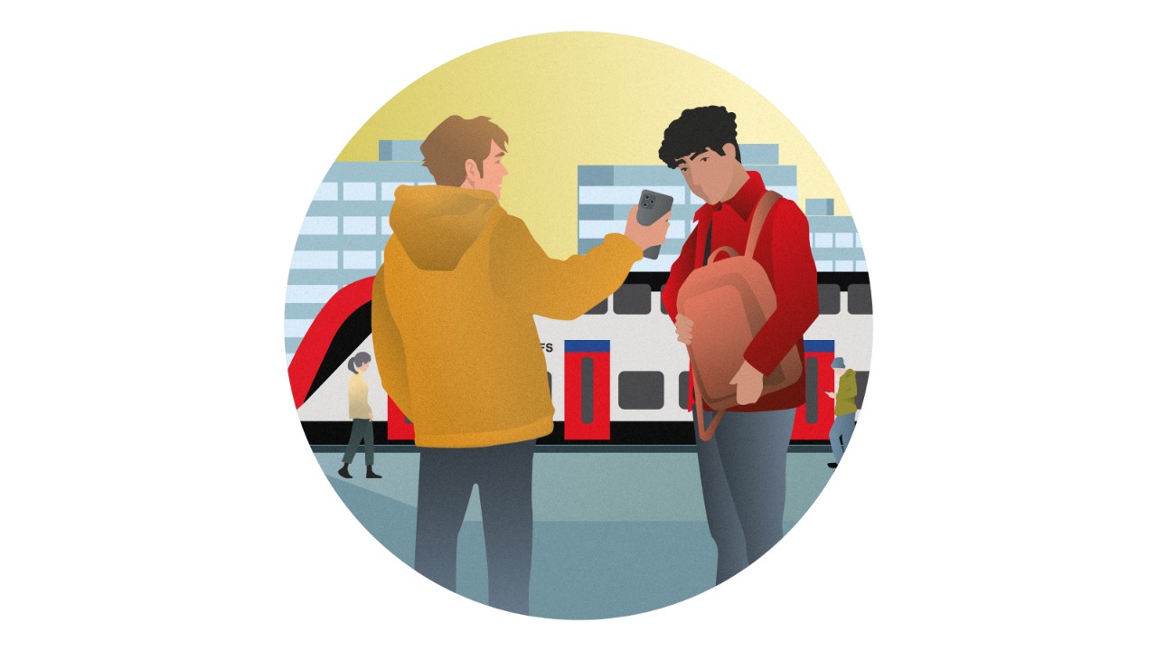 Un giovane viene avvicinato da un altro uomo. Tiene d'occhio lo zaino.