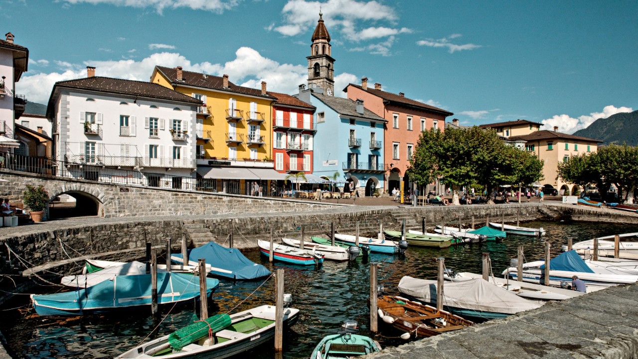 阿斯科纳港与五颜六色的房屋背景