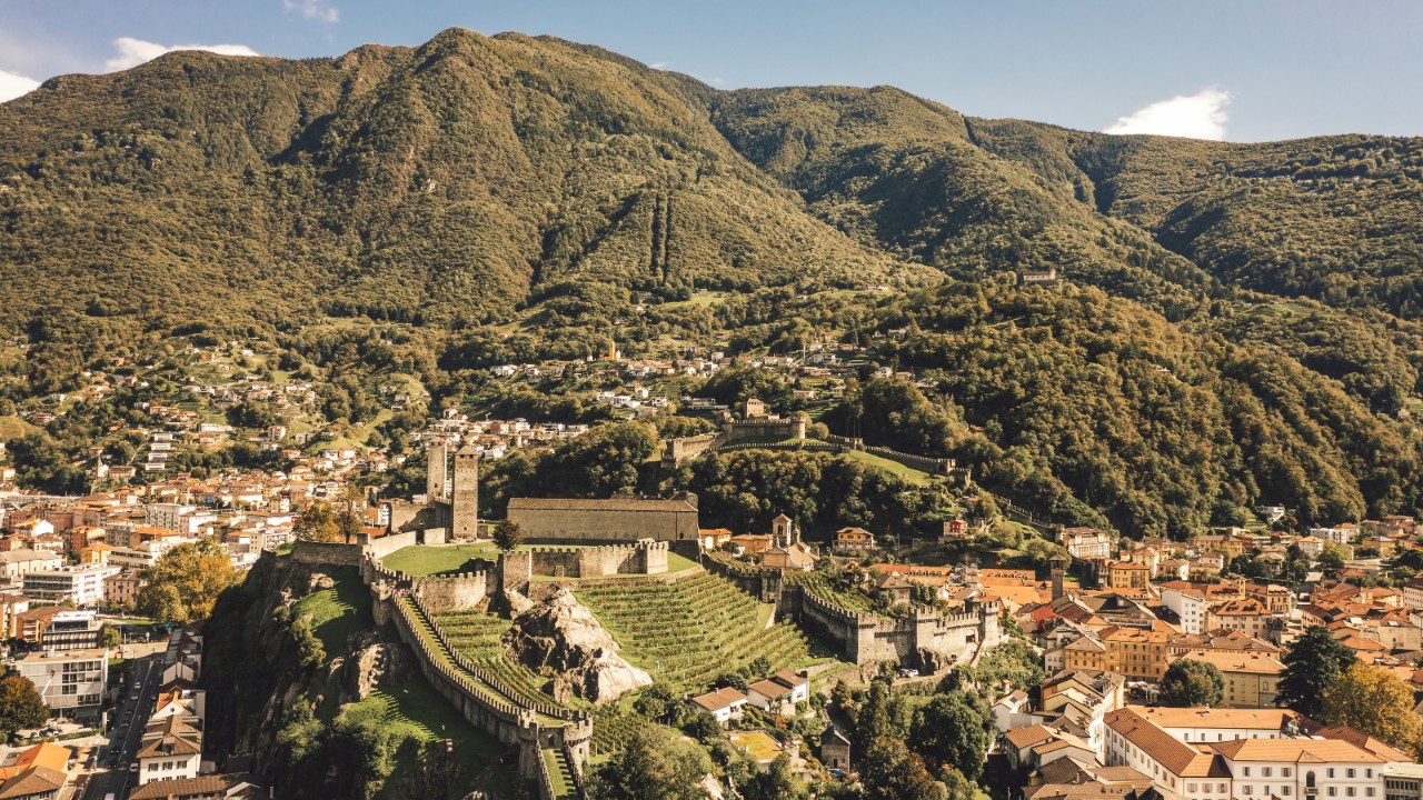 贝林佐纳（Bellinzona）的老城。 贝林佐纳（Bellinzona）城堡耸立在城市之上。