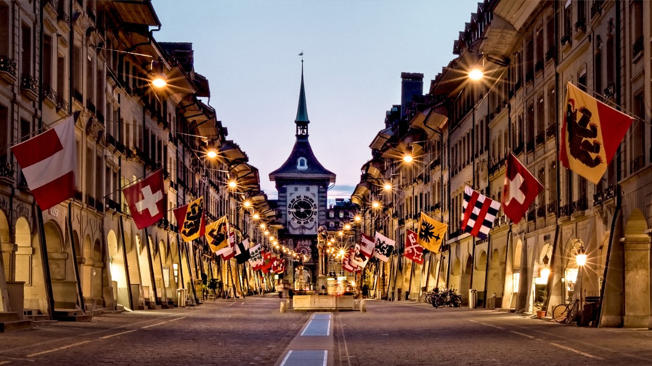 伯尔尼老城区明亮的街道与“Zytglogge”塔。