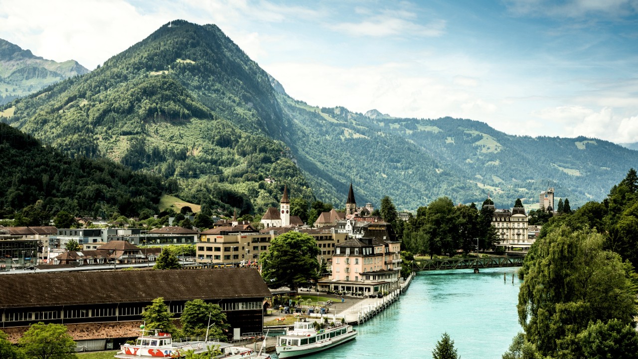 俯瞰阿勒河和因特拉肯市