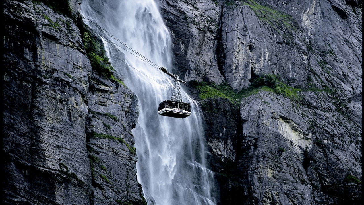 缆车穿过Mürrenbachfall和岩壁