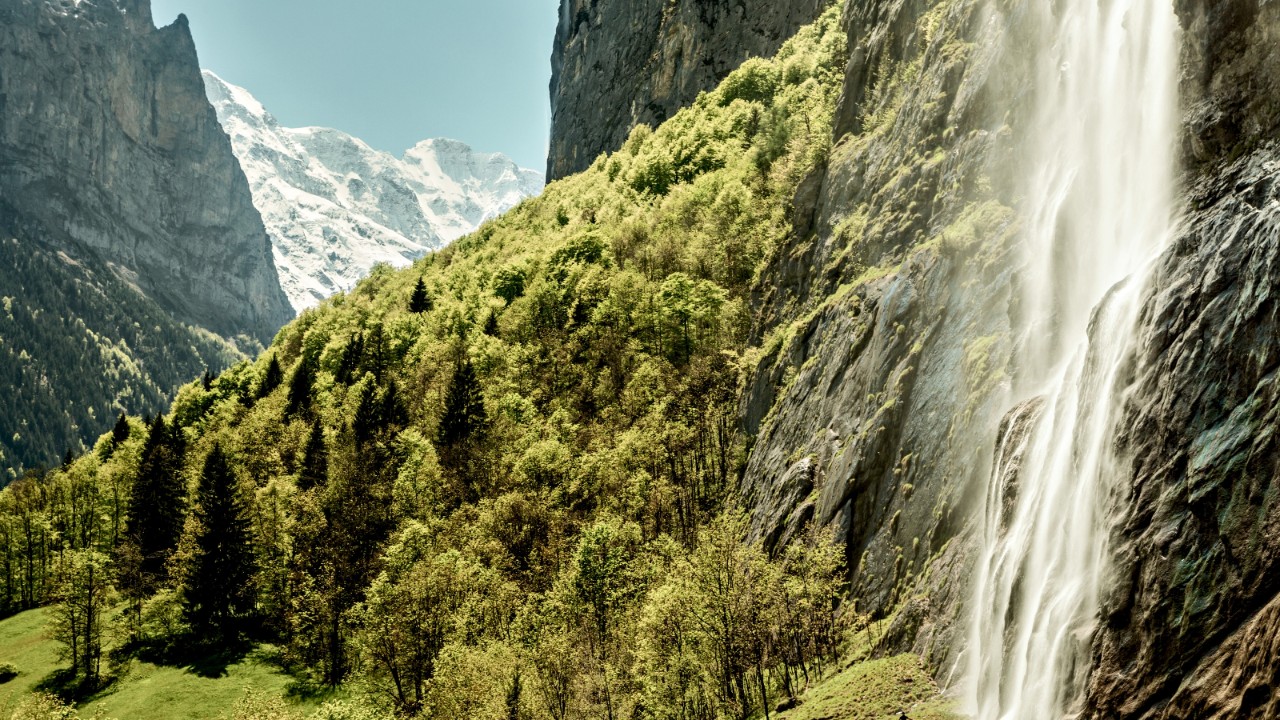 在Lauterbrunnen的尘埃落定，嵌入在高山和绿色景观包围