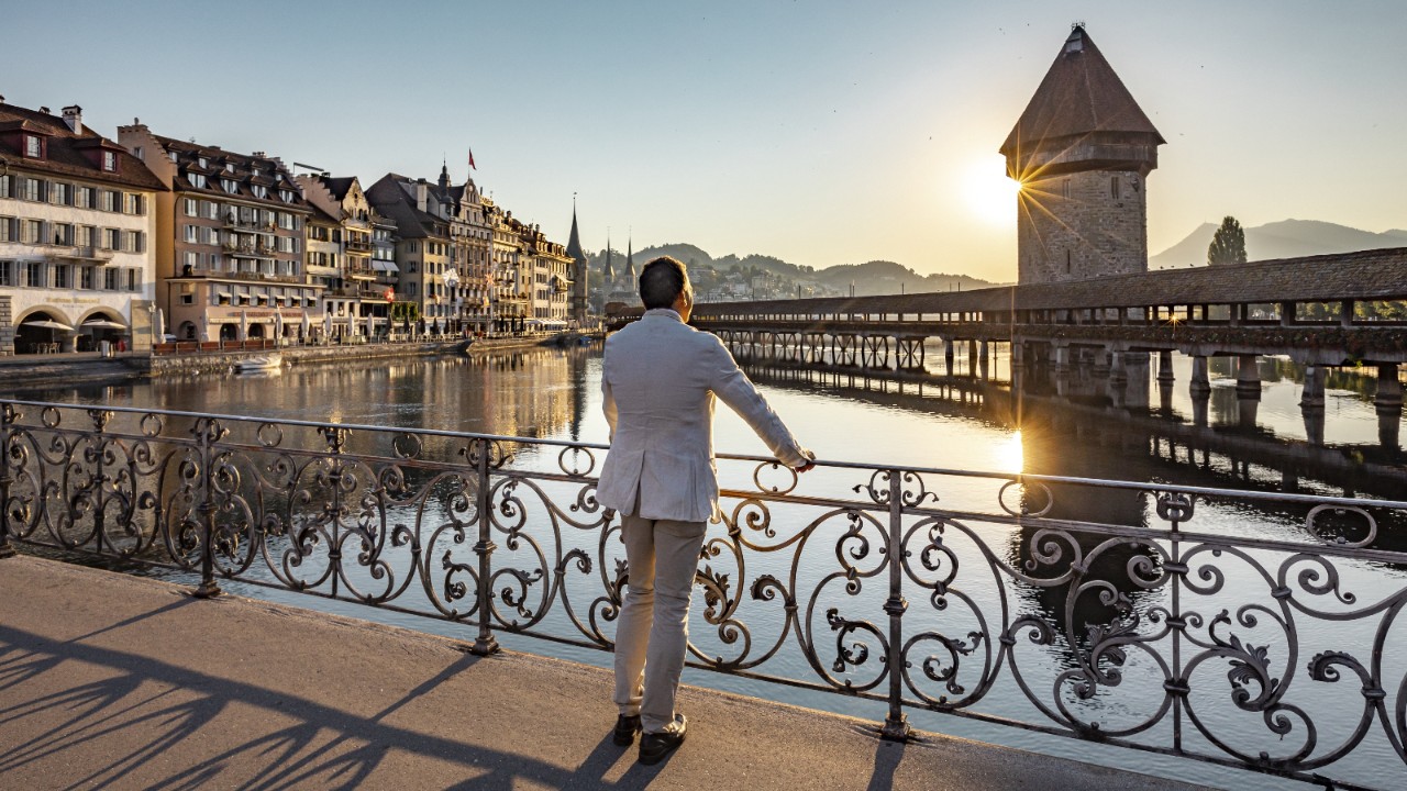 卢塞恩的教堂桥在美丽的夜晚