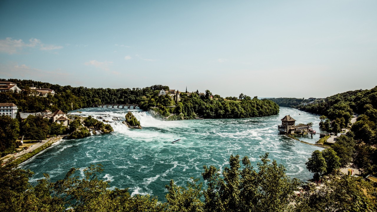 俯瞰莱茵河和著名的莱茵巴赫瀑布