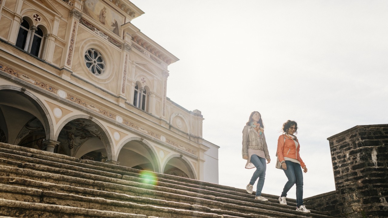 通往“Madonna del Sasso”教堂的楼梯