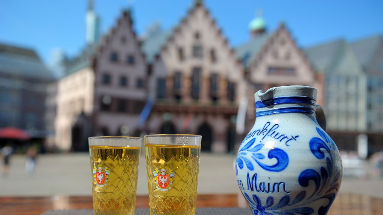 Sidro di mele nella brocca e nei bicchieri tradizionali