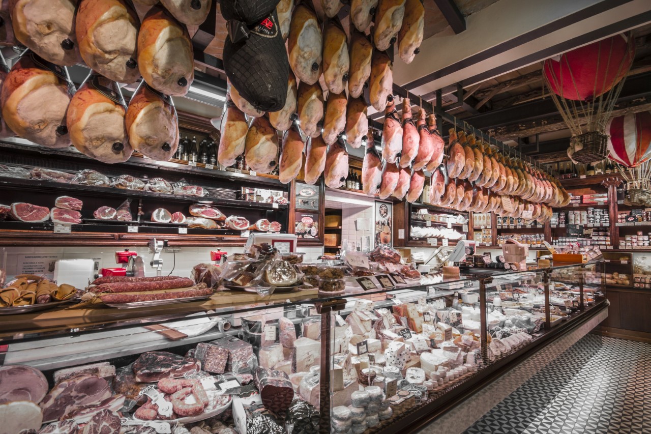 Profitez-en pour goûter les spécialités qui font la réputation de Parme,  par exemple en vous rendant à «La Prosciutteria». 