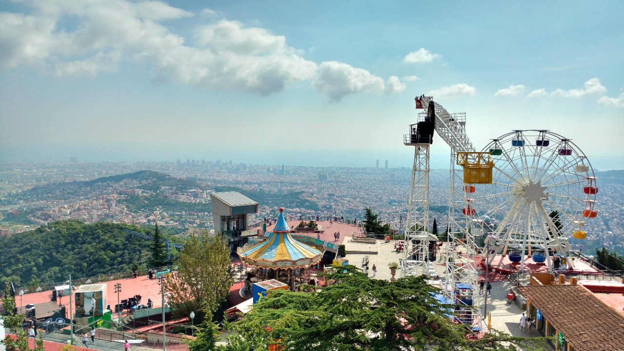 Vista sul parco divertimenti e su Barcellona dal Tibidabo.