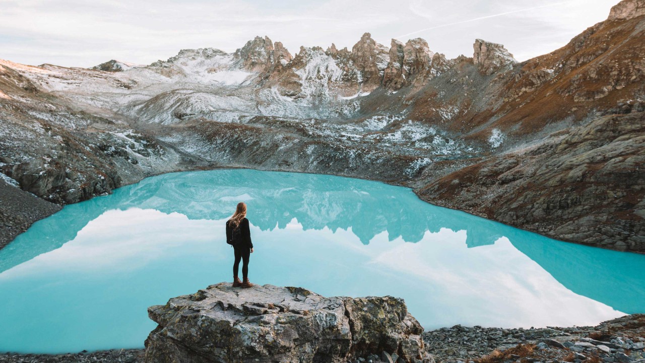 Foto di un lago montano.