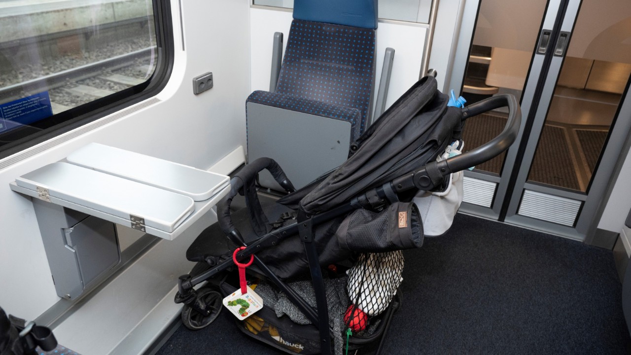 Hochklappbare Sitze bieten Platz für Buggys und Kinderwagen. 