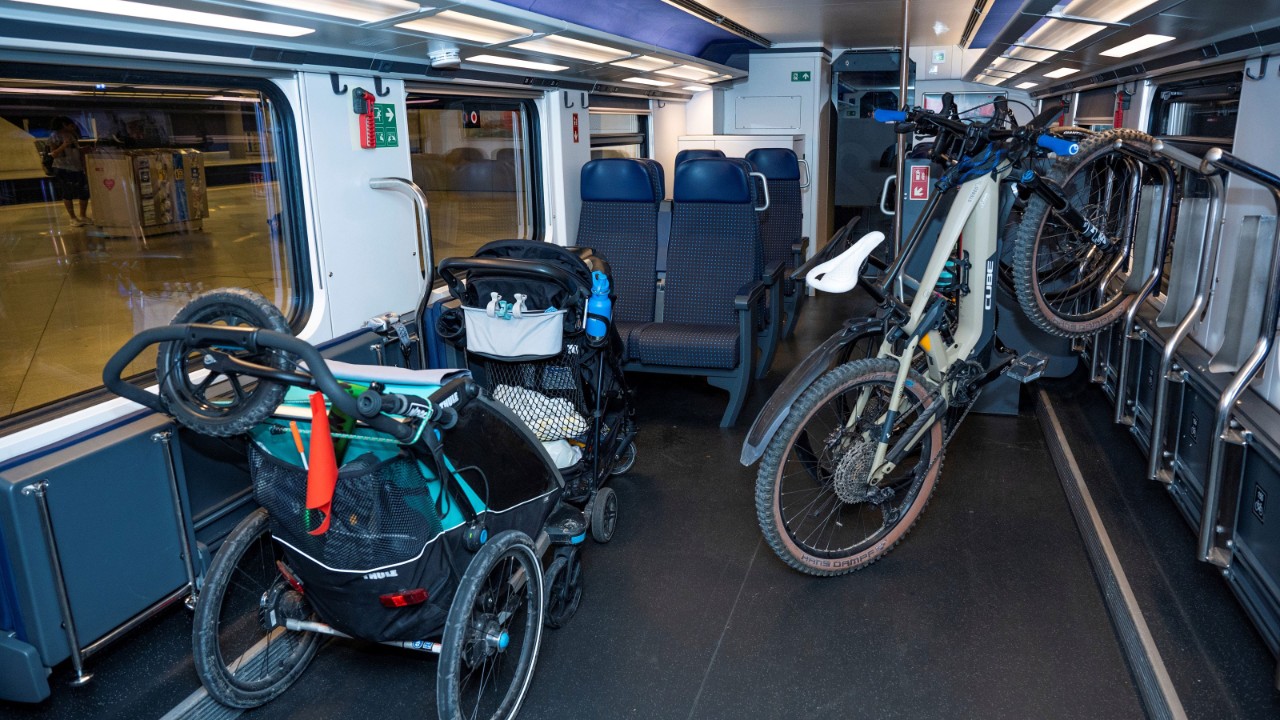 Bitte achten Sie darauf, den Kinderwagen nicht bei Velohaken abzustellen. Denn diese dienen dazu, Velos aufzuhängen (Veloselbstverlad). Im Familienwagen stellen Sie Kinderwagen bitte auf die gegenüberliegende Seite.