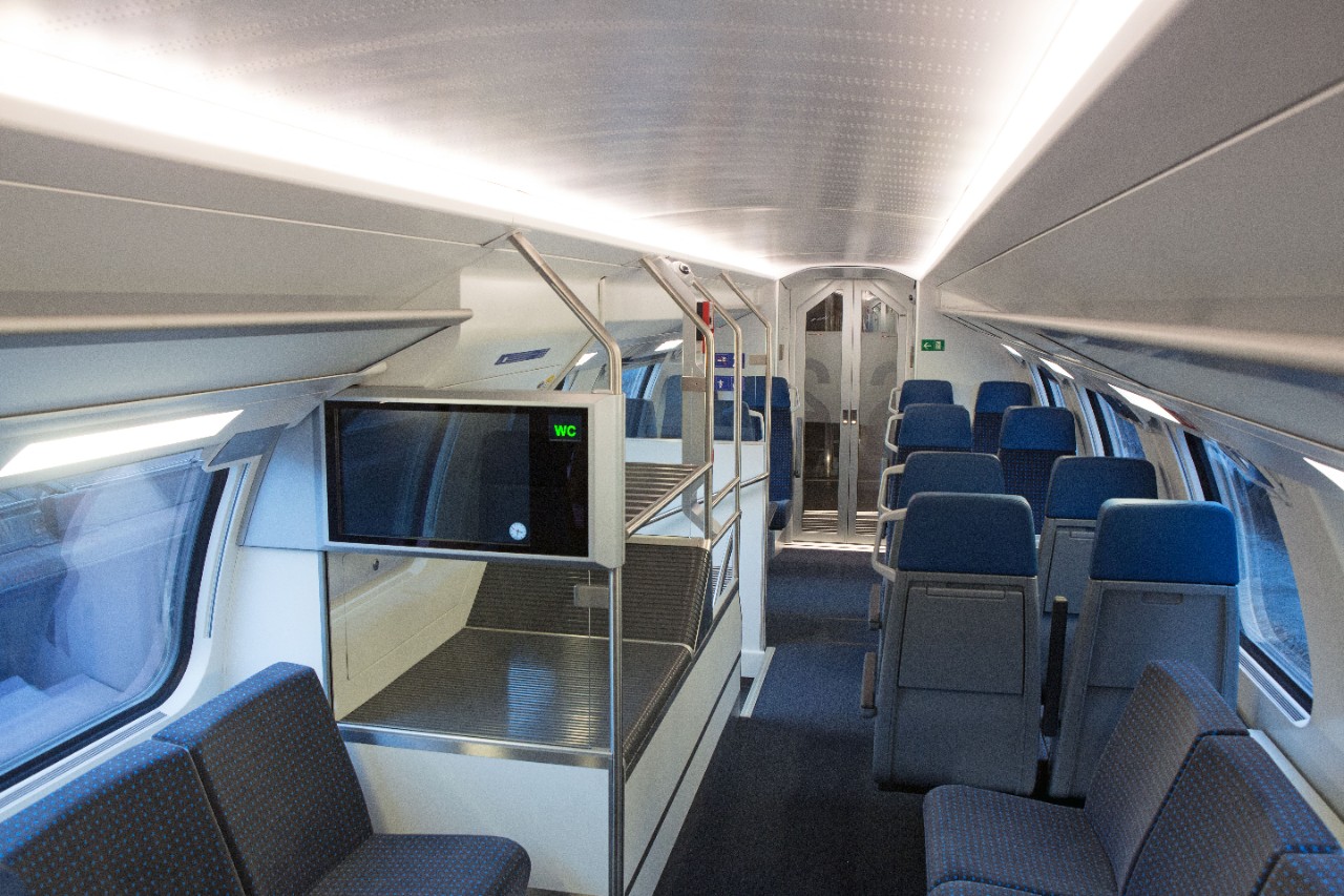 Luggage rack for stowing items of luggage at the top of the stairs leading to the upper deck of long-distance double-deck trains.