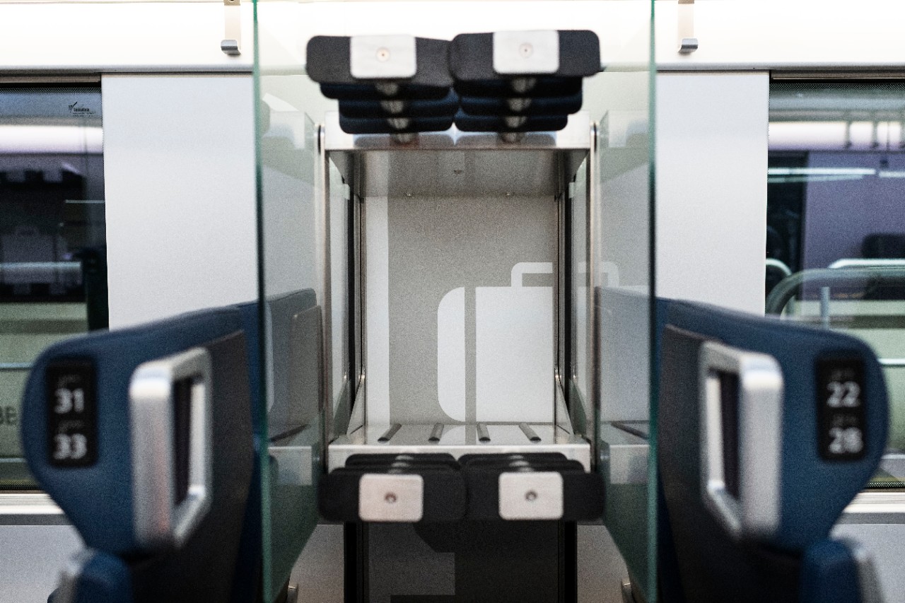 Luggage rack for stowing items of luggage in the “Giruno” train.