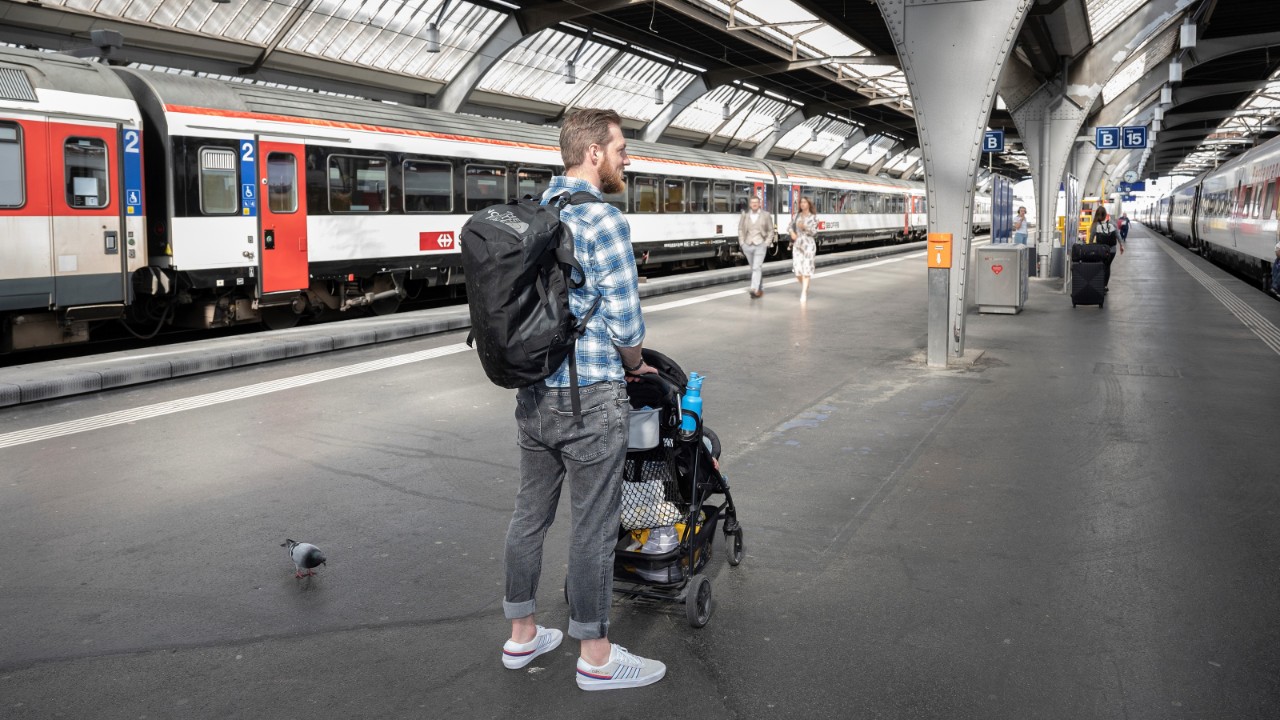 Posiziona il passeggino parallelamente al binario e blocca i freni.