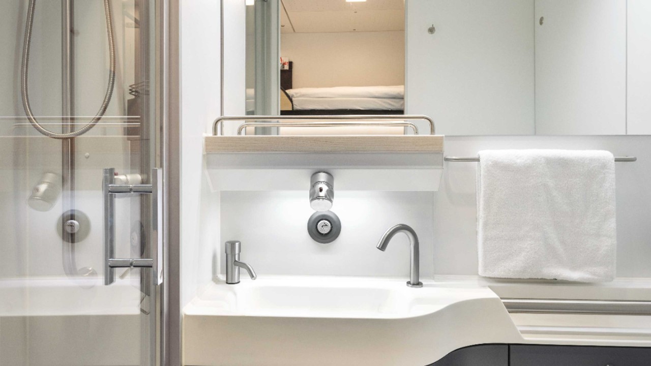 Salle de bain avec douche et toilettes dans la voiture-lits Comfort Plus.