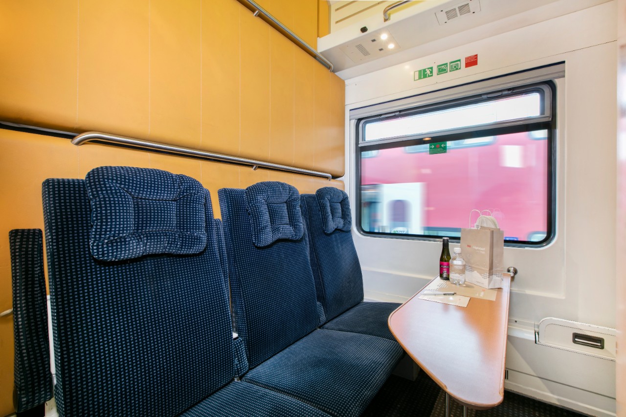 Compartiment de voiture-lits, disposition assise.