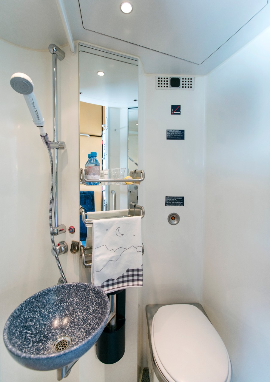 Douche et toilettes du compartiment Deluxe.